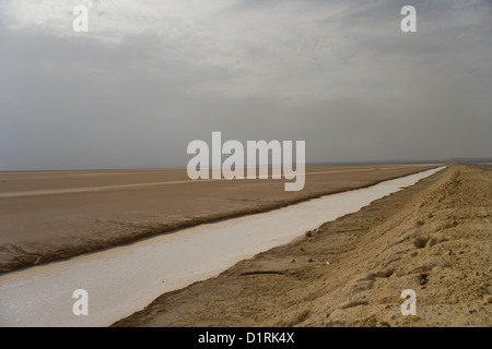 Blick vom Damm und Straße über den Salzsee Chott El Jerid von Tozeur, Tebili in der Wüste Sahara in Tunesien Stockfoto