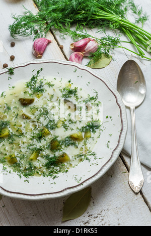 Close-up auf einen Teller Suppe mit Gurken Stockfoto