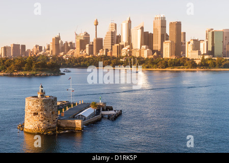 Historische Pinchgut Insel (Fort Denison), Sydney Harbour, Australien gesehen in der Morgendämmerung im frühen Morgenlicht. Stockfoto