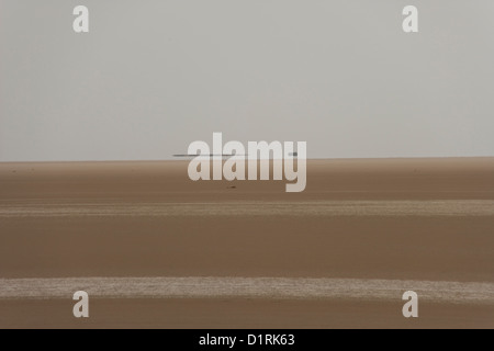 Blick vom Damm und Straße über den Salzsee Chott El Jerid von Tozeur, Tebili in der Wüste Sahara in Tunesien Stockfoto