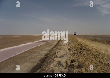 Der Damm und die Straße über den Salzsee Chott El Jerid von Tozeur, Tebili in der Sahara Wüste in Tunesien Stockfoto