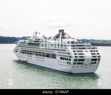 Dawn Princess vor Anker in der Bay of Islands in Neuseeland Stockfoto