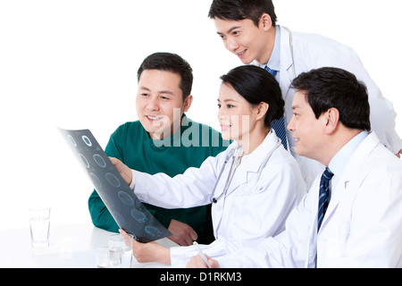 Professionelles Ärzteteam Analyse Röntgen-Platte Stockfoto