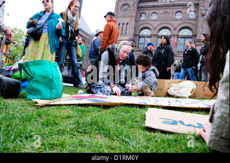 Die Toronto Occupy-Bewegung organisiert mehrere Veranstaltungen feiern Maifeiertag, einschließlich der Bepflanzung Gemüsegarten auf der n Stockfoto