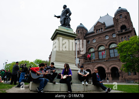 Die Toronto Occupy-Bewegung organisiert mehrere Veranstaltungen feiern Maifeiertag, einschließlich der Bepflanzung Gemüsegarten auf der n Stockfoto