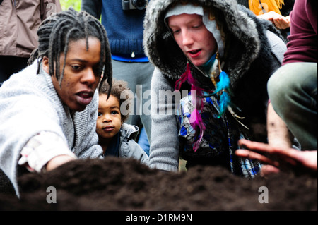 Die Toronto Occupy-Bewegung organisiert mehrere Veranstaltungen feiern Maifeiertag, einschließlich der Bepflanzung Gemüsegarten auf der n Stockfoto