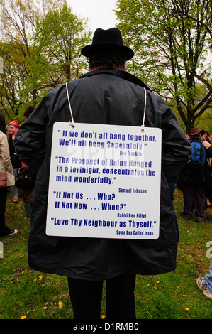 Die Toronto Occupy-Bewegung organisiert mehrere Veranstaltungen feiern Maifeiertag, einschließlich der Bepflanzung Gemüsegarten auf der n Stockfoto