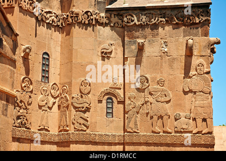 Armenische bas Reliefs an der Außenseite des 10. Jahrhunderts armenisch-orthodoxe Kathedrale des Heiligen Kreuz auf der Insel Akdamar, See Van Türkei Stockfoto