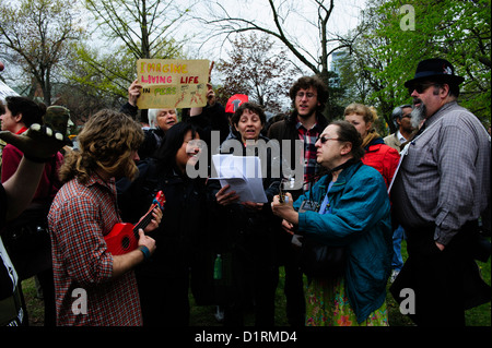 Die Toronto Occupy-Bewegung organisiert mehrere Veranstaltungen feiern Maifeiertag, einschließlich der Bepflanzung Gemüsegarten auf der n Stockfoto