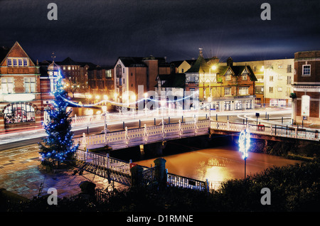 Fluss Medway in Tonbridge mit saisonaler Festschmuck Licht und Reflexionen zur Weihnachtszeit von Hauptbrücke Stockfoto