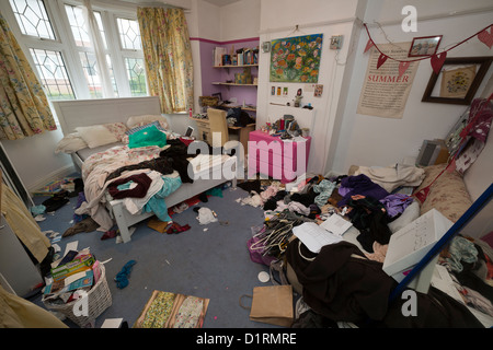 Mädchen im Teenageralter unordentliche Schlafzimmer Stockfoto