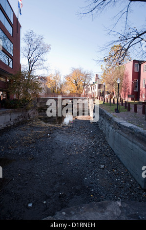 Der Chesapeake and Ohio Canal vorbei durch das historische Viertel Georgetown im Herbst, Washington DC, USA Stockfoto