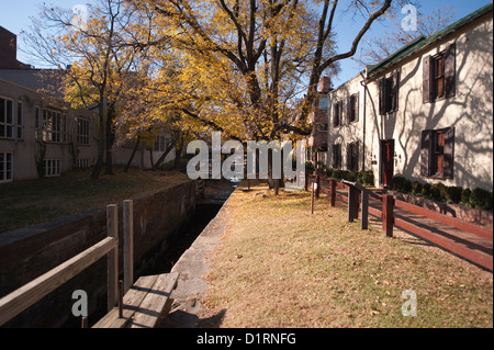 Der Chesapeake and Ohio Canal vorbei durch das historische Viertel Georgetown im Herbst, Washington DC, USA Stockfoto