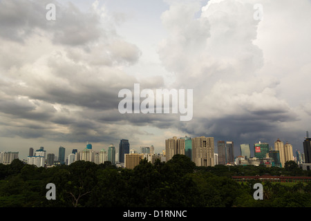 Jakarta zentraler Geschäft Bezirk Skyline mit bedecktem Himmel, Indonesien Stockfoto