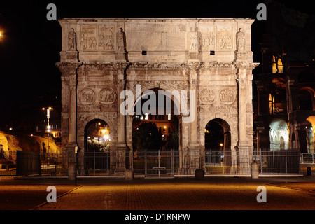 Bogen von Constantine mit dem Kolosseum im Hintergrund in der Nacht Stockfoto