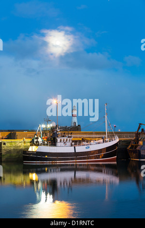 Mond steigt über Fraserburgh Hafen Foto Stockfoto