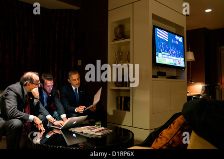 US-Präsident Barack Obama arbeitet in seiner Dankesrede mit Jon Favreau, Direktor des Speechwriting und Kampagne Berater David Axelrod während des Wartens auf die Konzession Anruf von Gouverneur Mitt Romney 6. November 2012 in Chicago, IL. Stockfoto