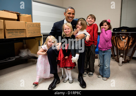 US-Präsident Barack Obama posiert für ein Foto mit der Geschwister und Cousins von Emilie Parker, eines von 20 Kindern im getöteten Newton School Shootings während eines Tages mit den Familien der Opfer 16. Dezember 2012 in Newtown, CT. Stockfoto