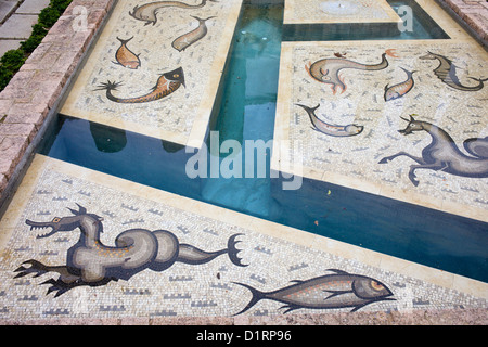 Künstlerische Mosaik mit Meerestieren in den Gärten des Alcázar de Los Reyes Cristianos in Córdoba, Andalusien, Spanien. Stockfoto