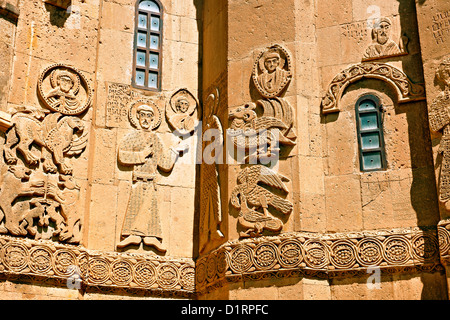 Armenische bas Reliefs an der Außenseite des 10. Jahrhunderts armenisch-orthodoxe Kathedrale des Heiligen Kreuz auf der Insel Akdamar, See Van Türkei Stockfoto