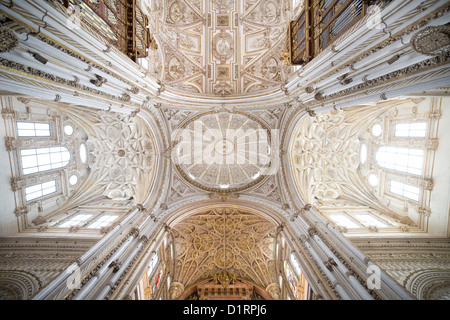 Innenausstattung der Mezquita-Kathedrale, gerippt, Gewölbedecken und Kuppel des Querschiffs in Córdoba, Spanien. Stockfoto