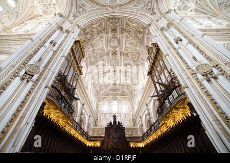 Innenraum Kathedrale Mezquita in Córdoba, Andalusien, Spanien, Lünette Gewölbe über dem Mahagoni Chor Stände. Stockfoto