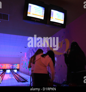 Teenager Bowling Party Stockfoto