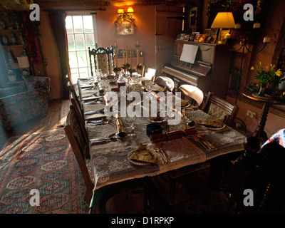 In Suffolk Bauernhaus eine Tabelle für das Weihnachtsessen eingestellt ist. Stockfoto
