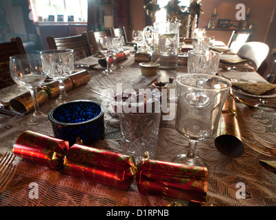 In Suffolk Bauernhaus befindet sich eine Tabelle für das Weihnachtsessen. Stockfoto