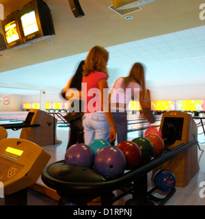 Teenager Bowling Party Stockfoto