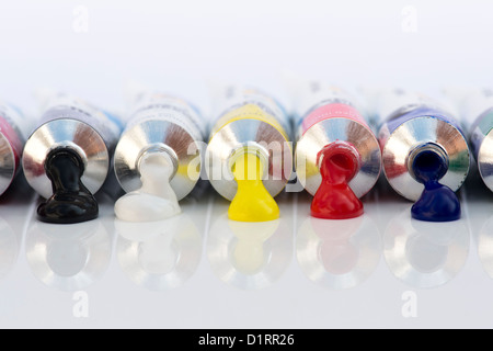 Künstler-Acrylfarbe Rohre auf weiß Stockfoto