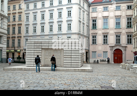 Das Holocaust-Mahnmal, auch bekannt als die namenlose Bibliothek, entworfen von Rachel Whiteread, Judenplatz, Wien (Wien), Österreich. Stockfoto
