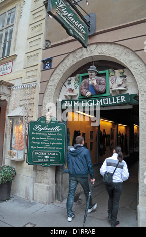 Der unscheinbare Eingang Zum Figlmüller Schnitzel Restaurant in Wien, Österreich. Stockfoto