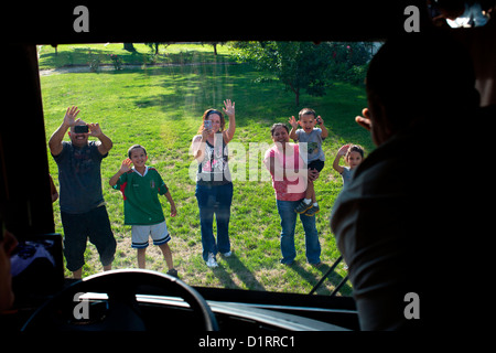 US-Präsident Barack Obama winkt aus seiner Kampagnenbus Menschen säumen die Autokolonne Route 14. August 2012 in Waterloo, Iowa. Stockfoto