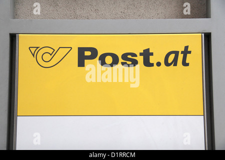 Das helle Gelb Österreichische Post (Österreichische Post) Logo außerhalb einer Niederlassung in Wien, Österreich. Stockfoto