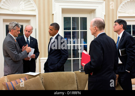 US-Präsident Barack Obama und Vize-Präsident Joe Biden sind auf die Situation in Libyen durch stellvertretende National Security Advisor Denis McDonough, links, aktualisiert, wie National Security Advisor Tom Donilon und Chef des Stabes Jack Lew am 11. September 2012 in Washington, DC sehen. Stockfoto