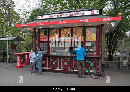 Einem Straßenstand Wiener führt (Hot-Dog, Würstchen, etc.) in Wien, Österreich. Stockfoto