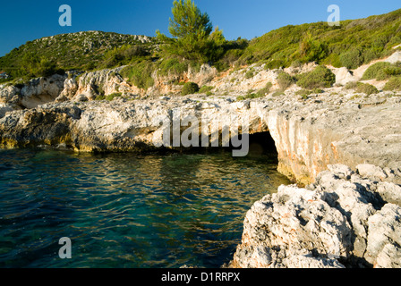 Felsige Ufer, Lassi, Argostoli, Kefalonia, Ionische Inseln, Griechenland. Stockfoto