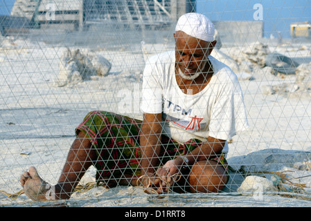 Mann, der Fisch fängt Dubai Vereinigte Arabische Emirate Stockfoto