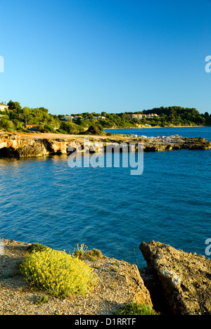 Felsige Ufer, Lassi, Argostoli, Kefalonia, Ionische Inseln, Griechenland. Stockfoto