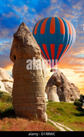 Heißluftballons über die Feenkamine im Liebe-Tal bei Sonnenaufgang in der Nähe von Göreme, Capadocia Türkei Stockfoto