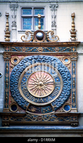 Rouen Frankreich Gros-Horloge Astronomische Uhr aus dem 14. Jahrhundert auf Renaissance-Bogen Uhrwerk im Jahr 1389 gemacht, so dass es die älteste funktionierende Uhr ein Stockfoto