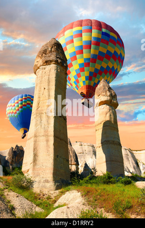 Heißluftballons über die Feenkamine im Liebe-Tal bei Sonnenaufgang in der Nähe von Göreme, Capadocia Türkei Stockfoto