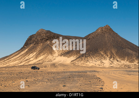 4WD vor Vulkan-förmigen Berge der schwarzen Wüste, Ägypten Stockfoto