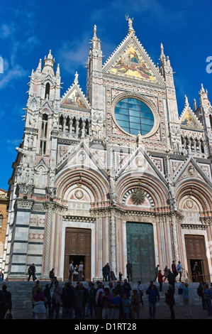 Die Dceorative geschnitzt Marmorfassade und gotische Rosette von der Dom, Siena, Toskana, Italien Stockfoto