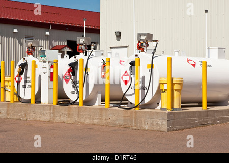 Umweltverträgliche Kraftstofftanks mit Sicherheits-Features wie z. B. Feuerlöscher und sichern Sie Säulen. Stockfoto