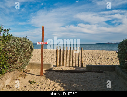 Ein Blick auf den Strand und Horizont am Port de Grimaud in Frankreich am zweiten Weihnachtstag. Stockfoto