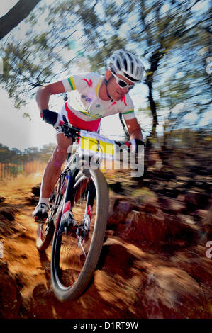 ALBERTON, Südafrika: Burry Stander, statt der Elite Männer Gewinner während der 4. SA Mountainbike Cross Country Super Serie im Vlei Zyklus Park am 18. Juni 2011 in Alberton, Südafrika. (Foto von Gallo Images/Dino Lloyd) Stockfoto