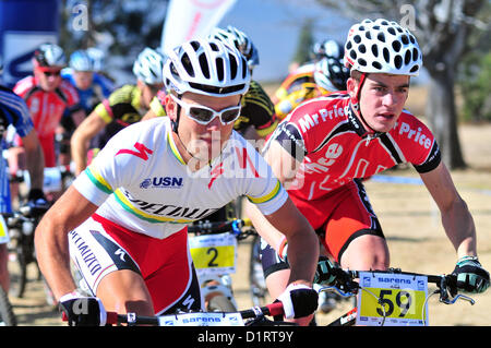 ALBERTON, Südafrika: Burry Stander und James Reid während der 4. SA Mountainbike Cross Country Super Serie im Vlei Zyklus Park am 18. Juni 2011 in Alberton, Südafrika statt. (Foto von Gallo Images/Dino Lloyd) Stockfoto