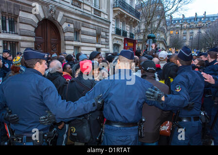 Paris, Frankreich, Paris Polizei blockiert Migranten, Ausländer ohne Papiere, "Sans Papiers", protestiert gegen die französische Regierung, im Hauptquartier der Sozialistischen Partei, auf der Straße, Protest gegen Einwanderungsgesetze, illegale Ausländer, ohne Dokumente Bürgerrechtsproteste unterstützen Einwanderungsrechte Stockfoto